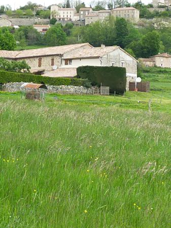Le gte est en contrebas du village de boffres