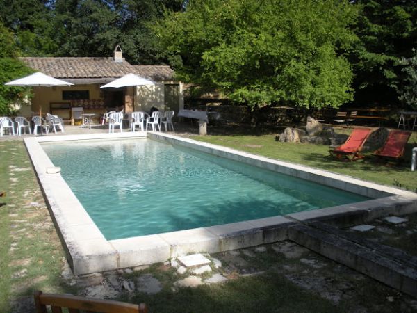 La piscine et son pool house