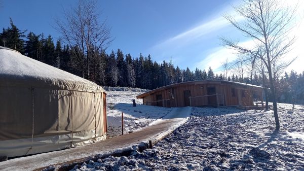 La yourte et le cabanon 