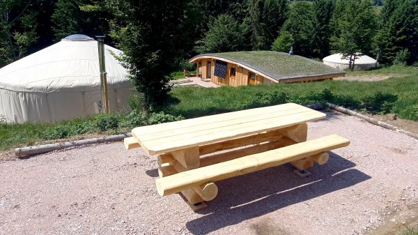 La table en fuste pour une des yourte