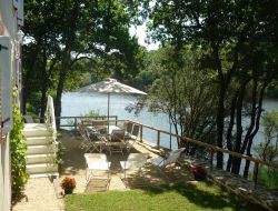 Holiday cottage at the water's edge in Vende.