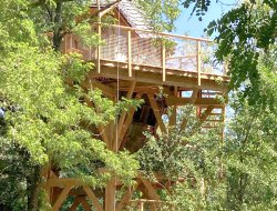 Unusual holidays in perched hut in France. near Fondettes