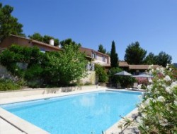 Orange Gtes avec piscine  louer dans le Vaucluse.