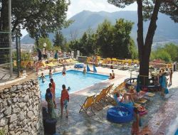 Camping en bord de mer en Ligurie, Italie.