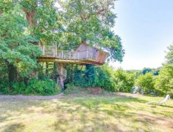 Unusual stay in a perched hut in Vende, France. near Brem sur Mer