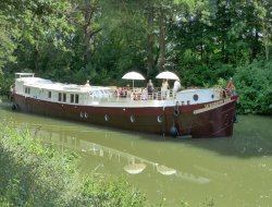 Unusual stay on a houseboat on the Canal du Midi near Mauzac