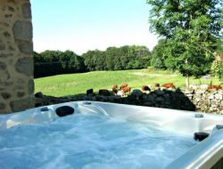 Holiday home with jacuzzi in Auvergne. near Arnac