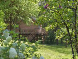 Perched hut with jacuzzi in Dordogne, Aquitaine. near Savignac de Duras