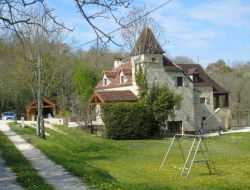 Holiday cottage with heated pool near Cahors in France. near Esclauzels