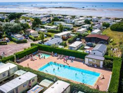 Mobilhomes en bord de plage dans la Manche
