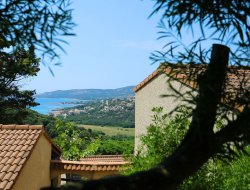 Villas en bord de mer en Corse du sud. 