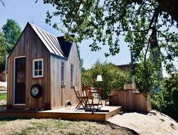 Unusual stay in tiny house in Burgundy.