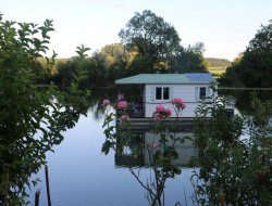 Unusual stay in a floating hut in Burgundy.