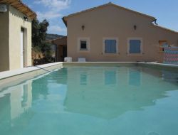 Orange Gte avec piscine prs du mont Ventoux.