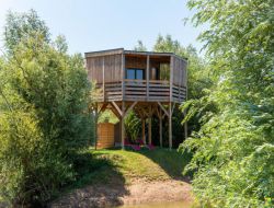 Perched or Floating huts in Burgundy near Roffey