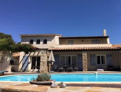 Villa rental in Mjannes le Clap near Saint Denis Gard