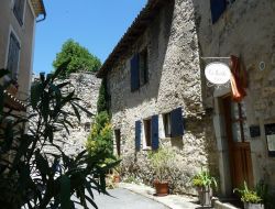 Location 2-4 personnes  11 km* de Combovin